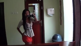 Sexy brunette asiatisk snelle tuller rundt med kameraet