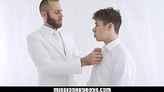 Missionaris jongen geeft een priester een gezichtsbehandeling met sperma
