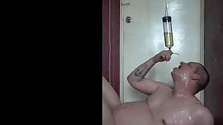 Бисексуални гейове мъже марк райт пикае собствения си душ, но вместо това иска хейтърът да дойде и да го пикае навсякъде