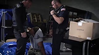 Videos de exámenes físicos de policías gay xxx allanamiento de morada conduce a un arresto duro