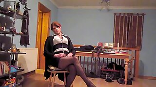 В сексуальном чёрном костюме с мини-юбкой