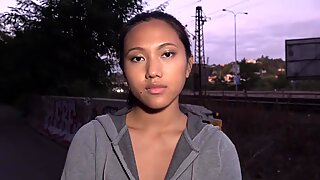 Agent public agent baise la fille asiatique Mai Thai en levrette
